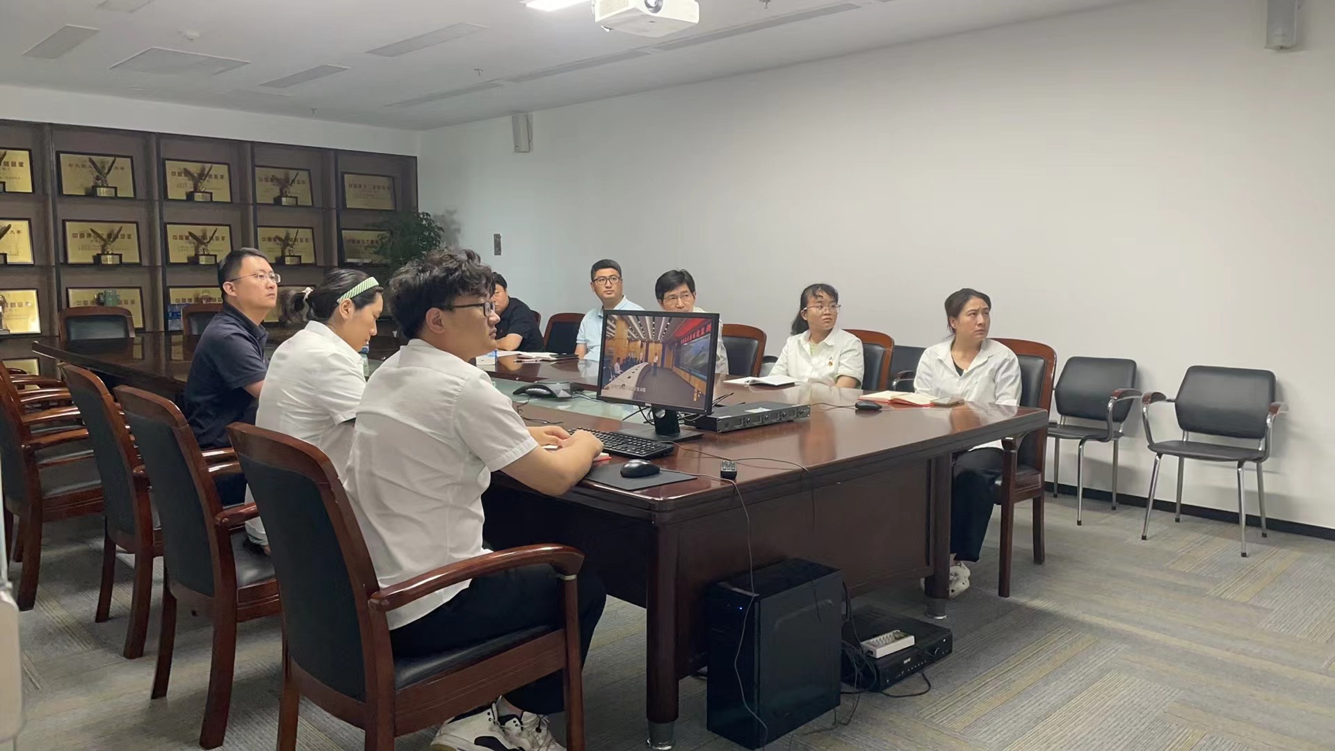 11 上海支部寓目警示教育片.jpg